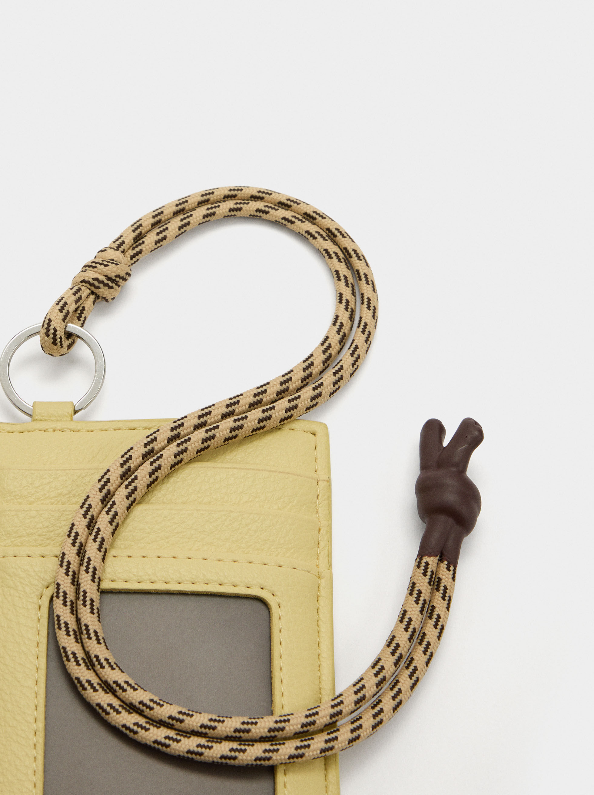 Porta tarjetas con textura y cordón
