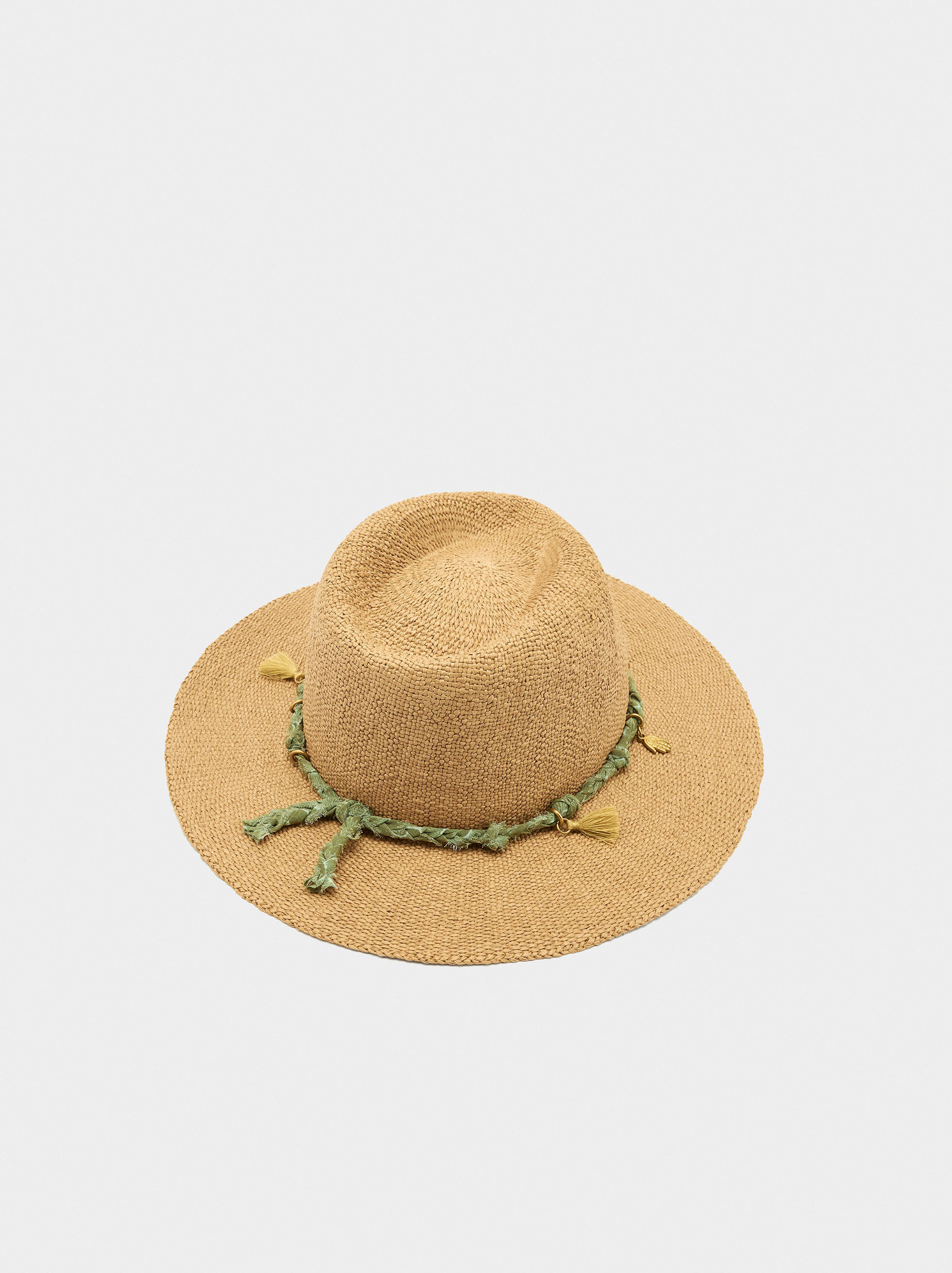 Sombrero de aspecto de paja con cordón y charms