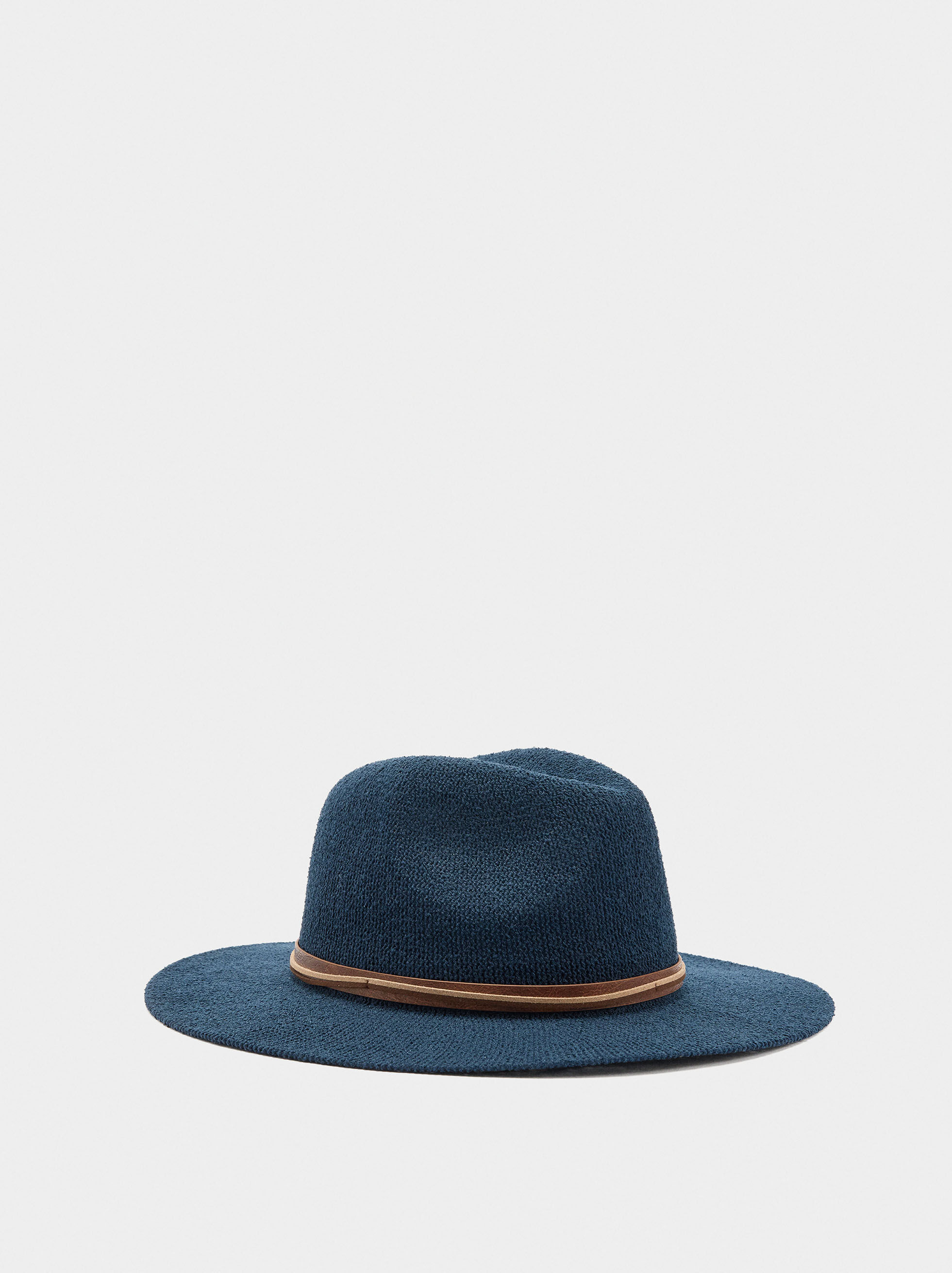 Sombrero de malla con cinturones efecto piel