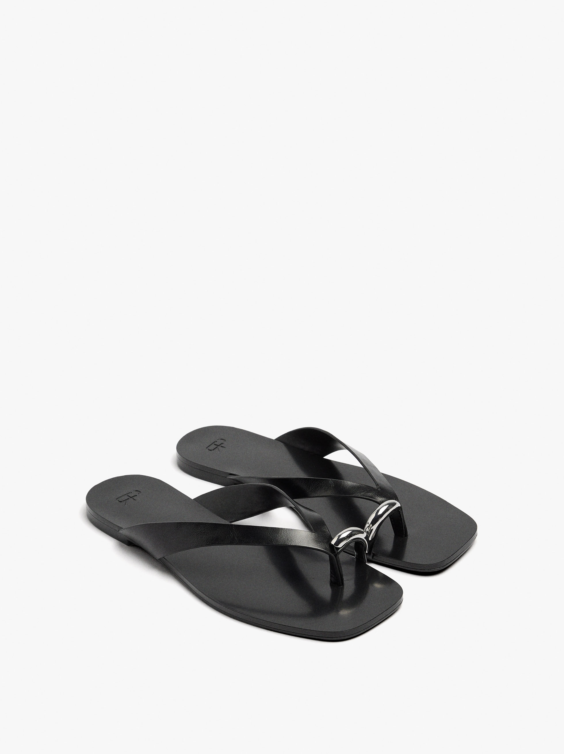 Sandalias thong de piel con detalle metálico