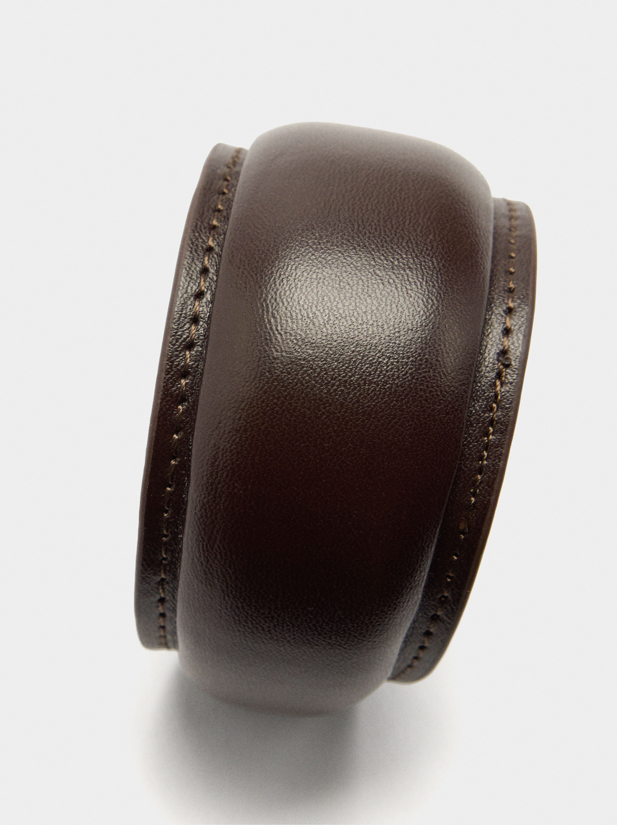 Pulsera rígida con efecto piel