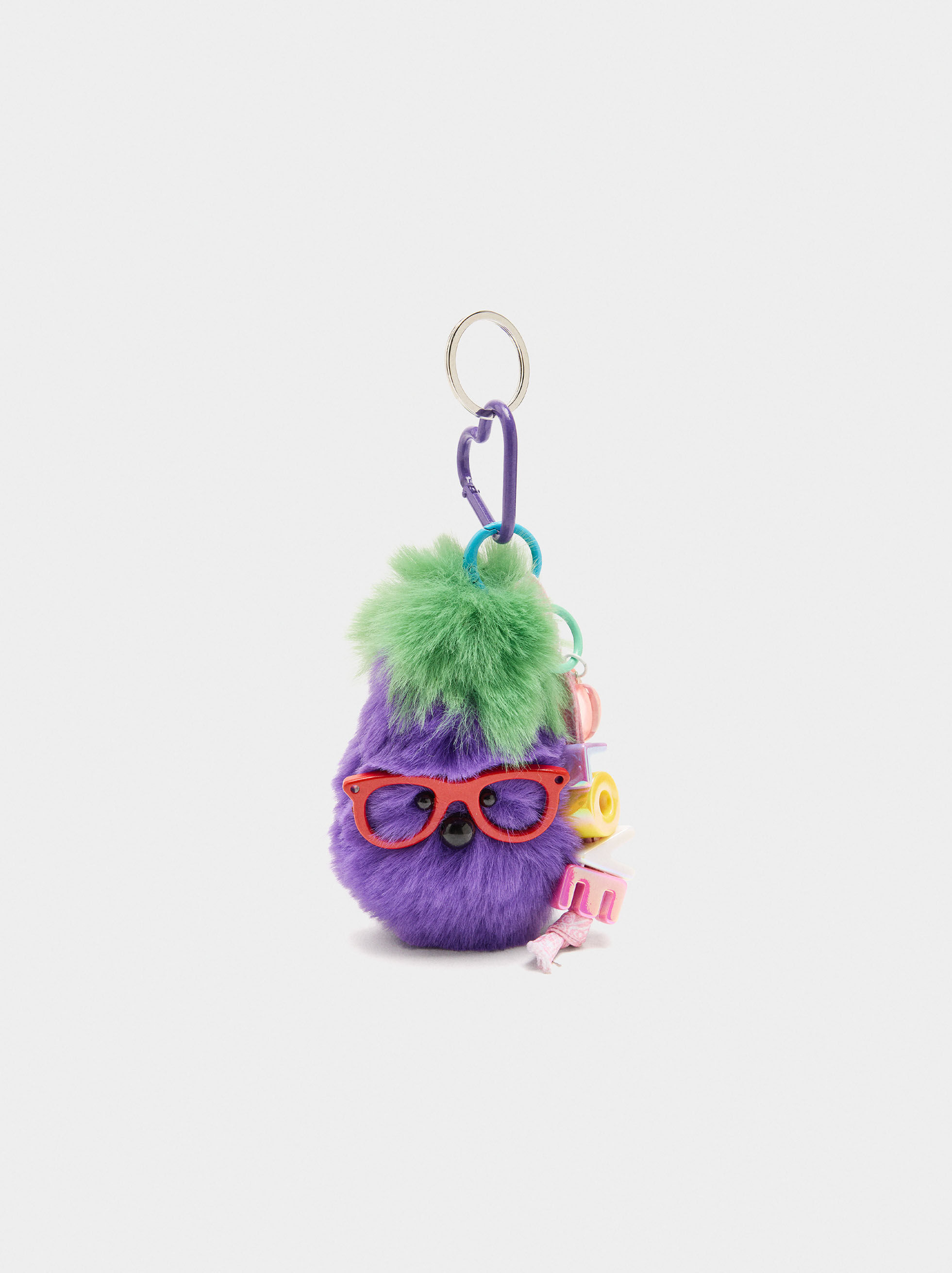 Llavero de pompom con texto LOVE