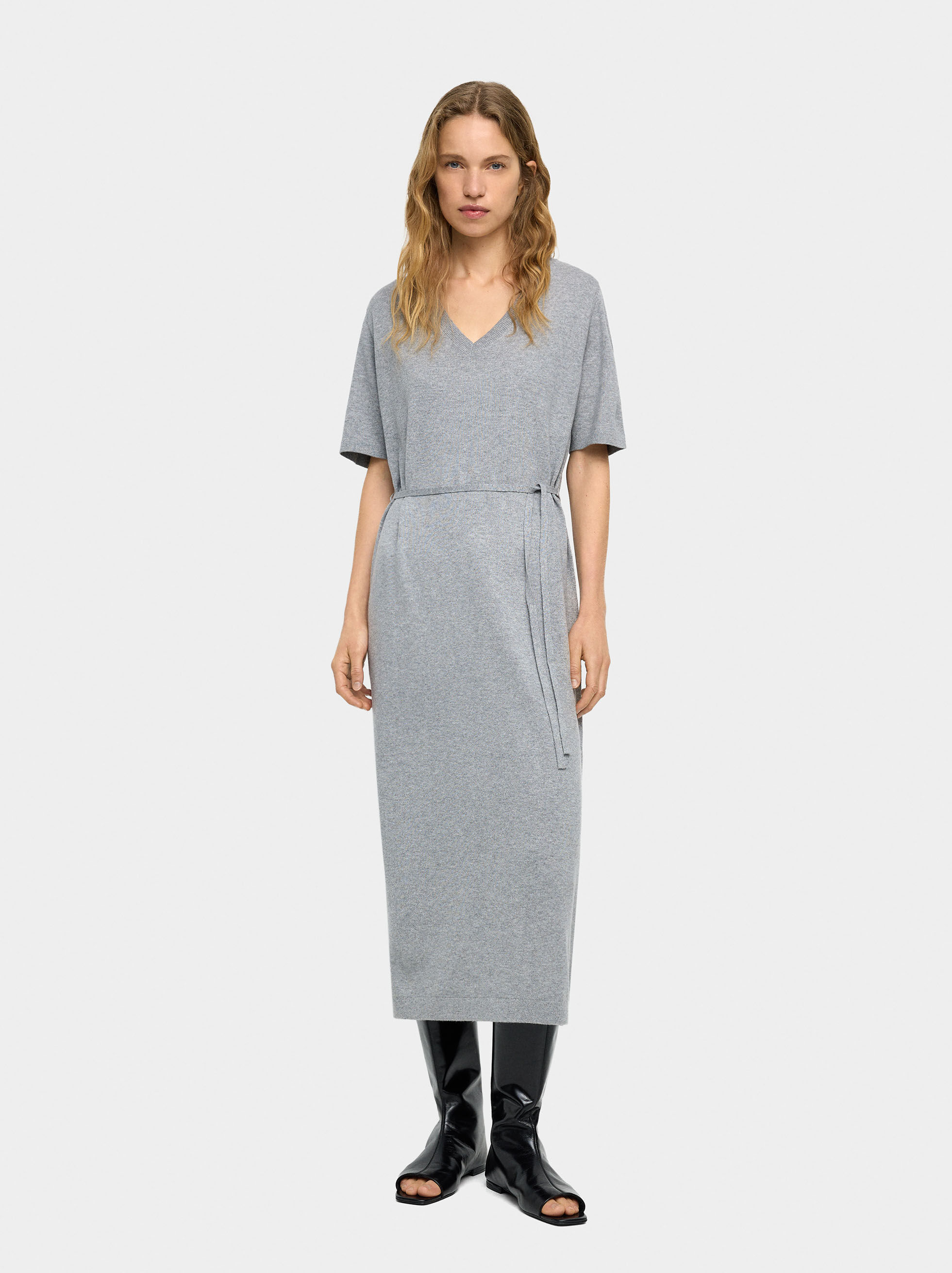 Vestido midi de punto con cinta