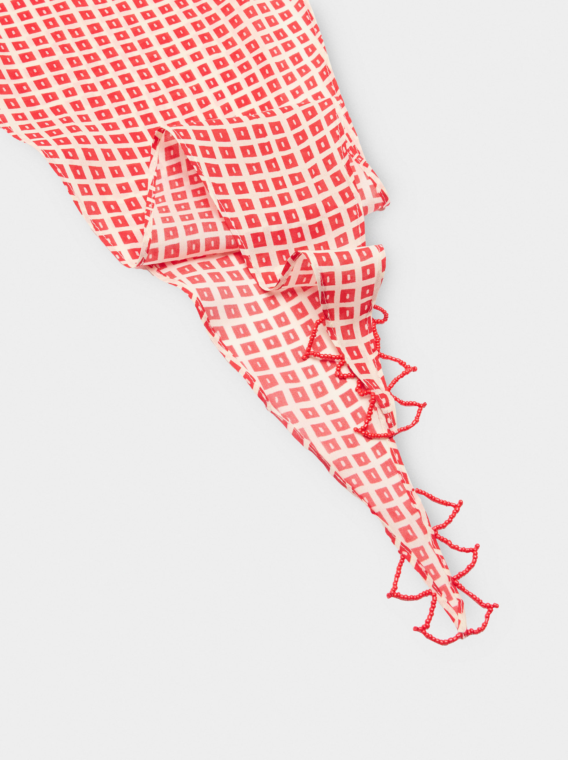Pañuelo triangular estampado con cuentas