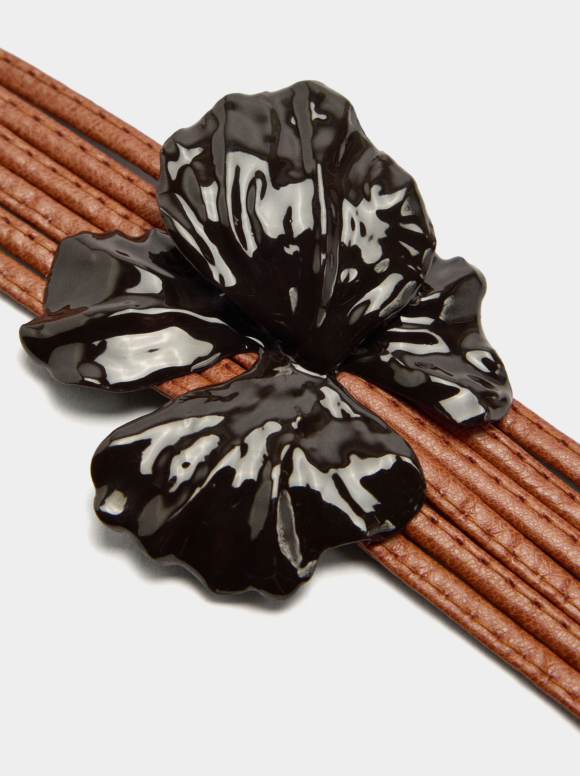 Pulsera floral con esmalte