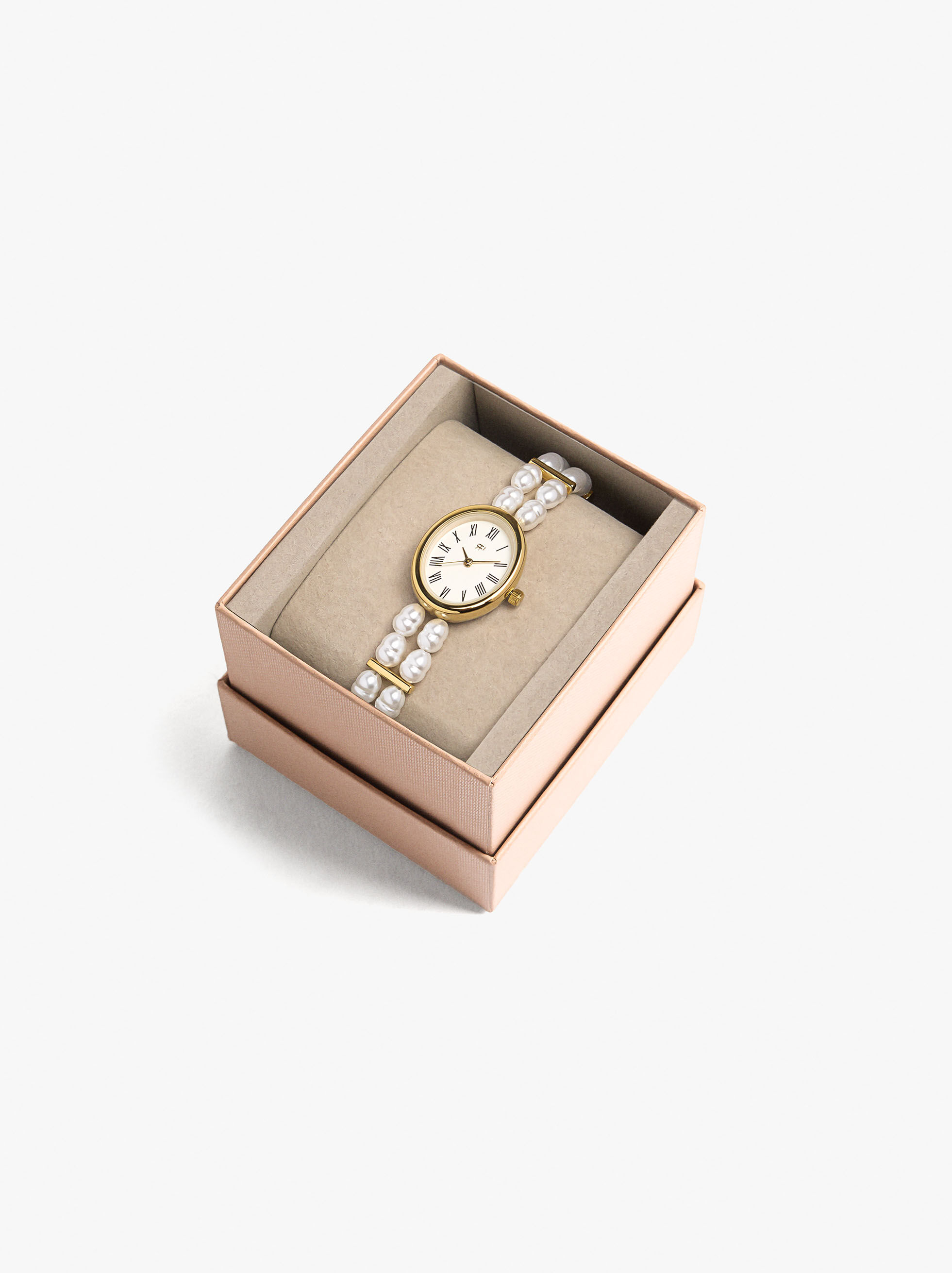 Reloj con múltiples pulseras de perlas