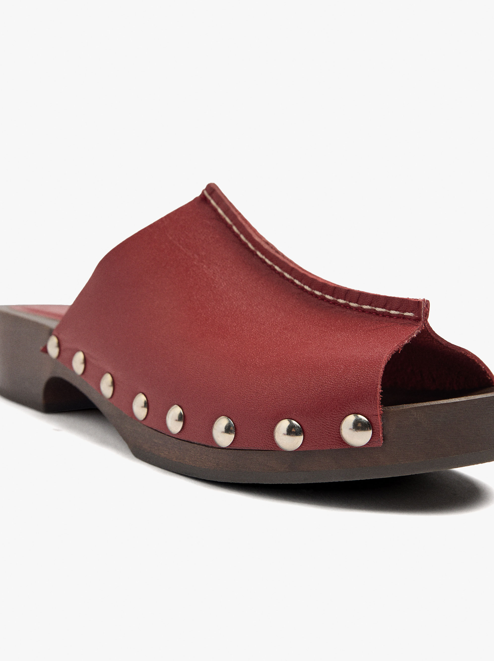 Sandalias de cuero tipo chancletas con tachas