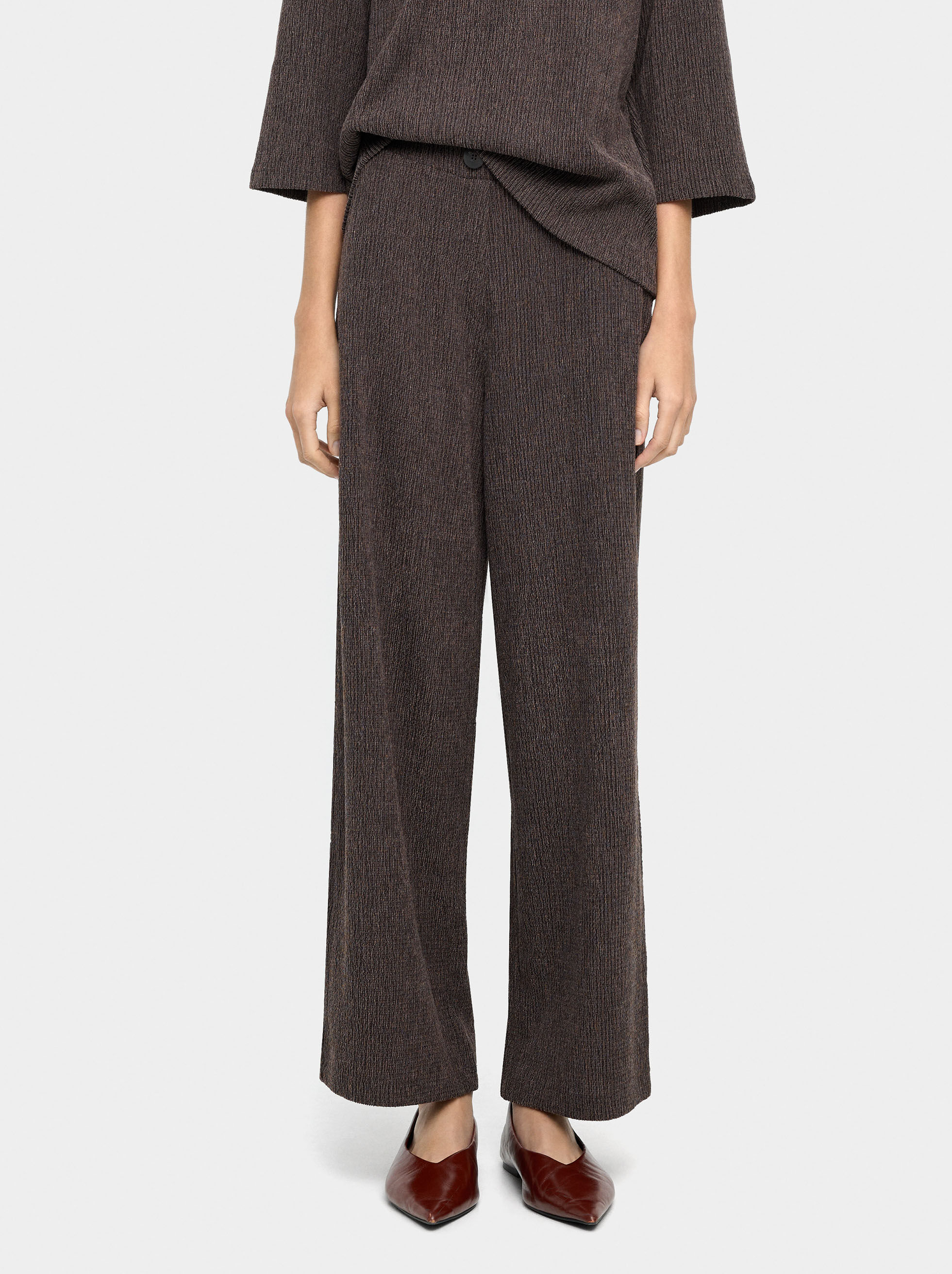 Pantalones con bolsillos y textura