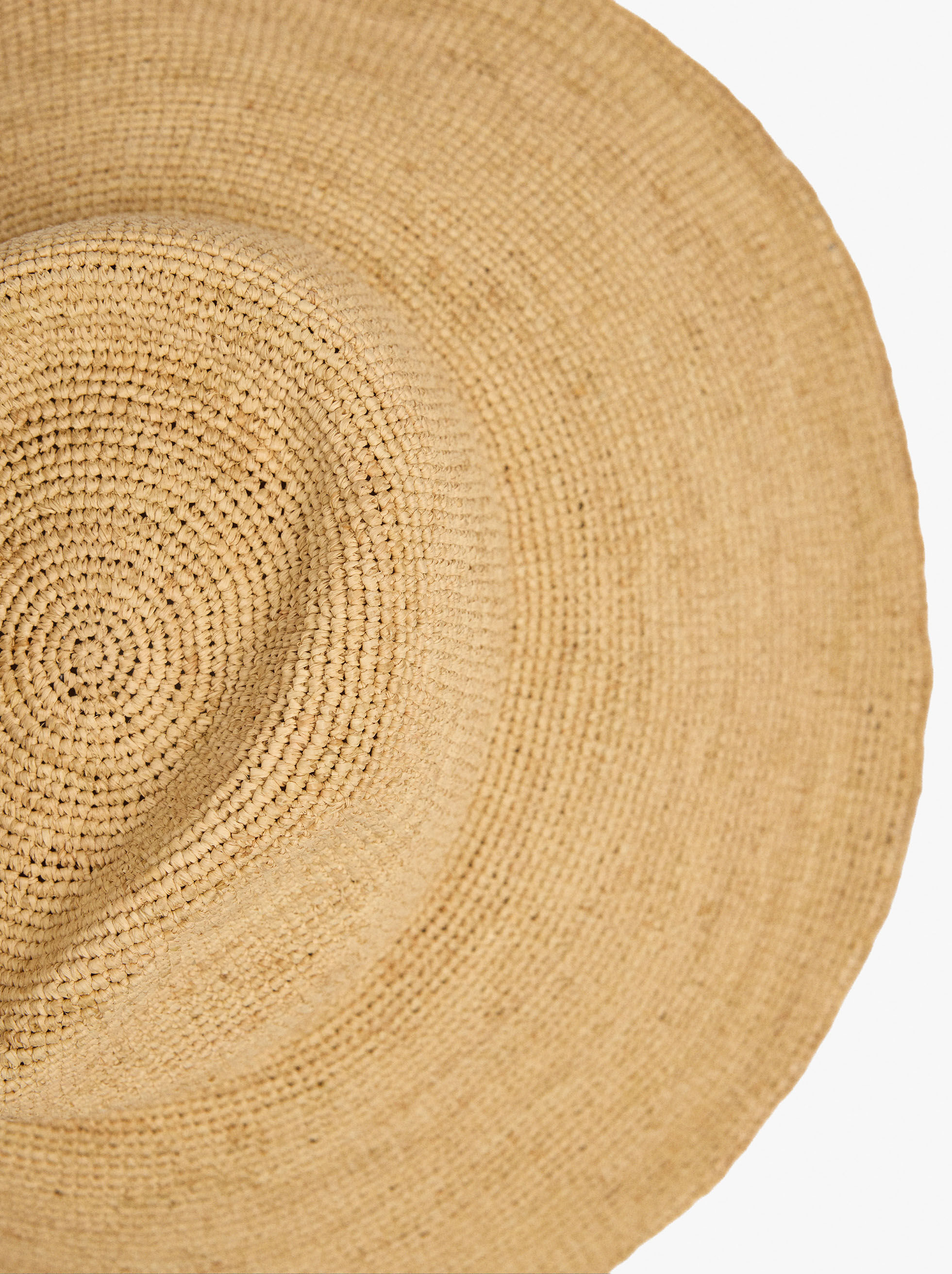 Sombrero de paja con ala ancha