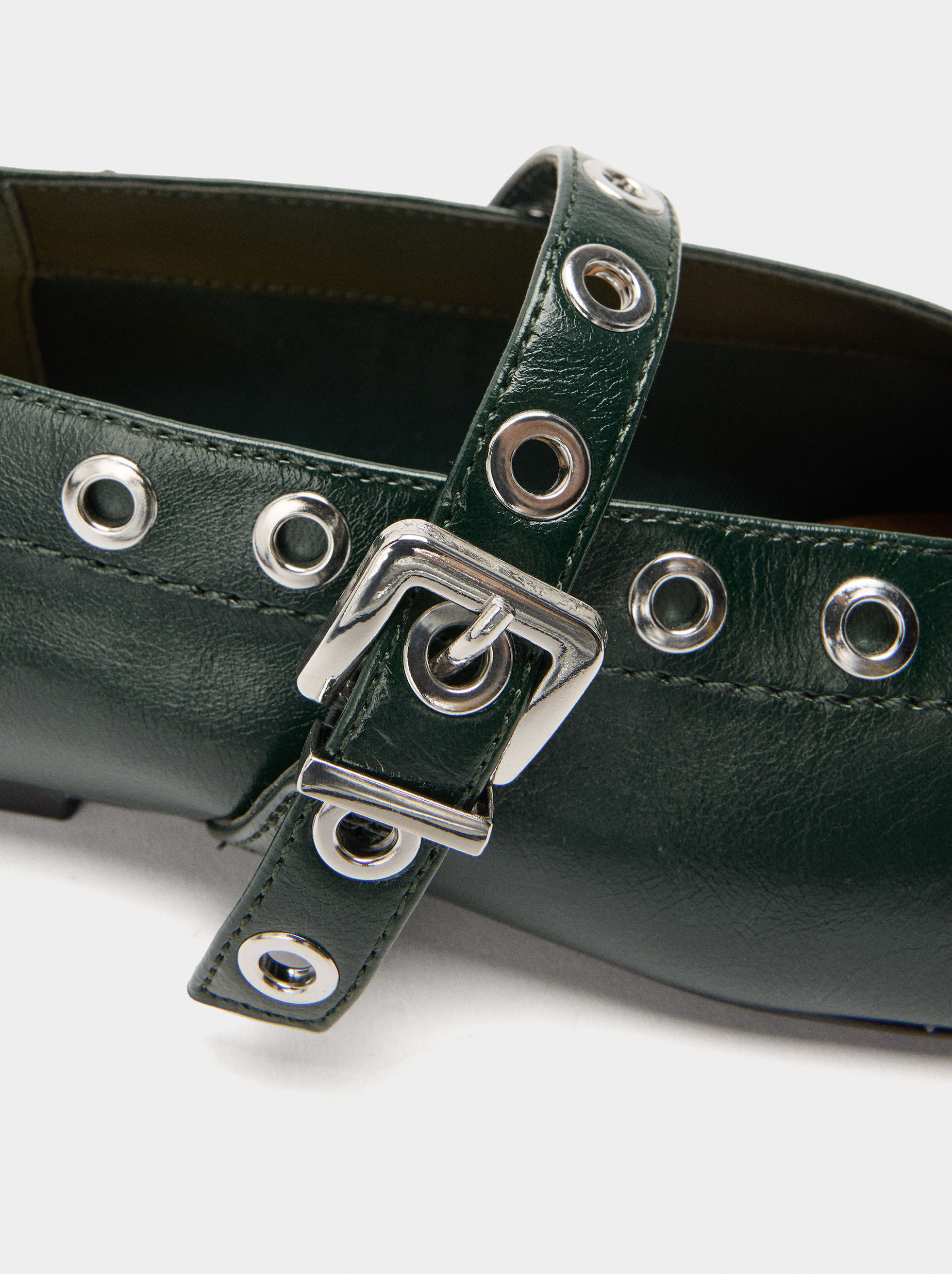 Zapatillas con tachas entrelazadas