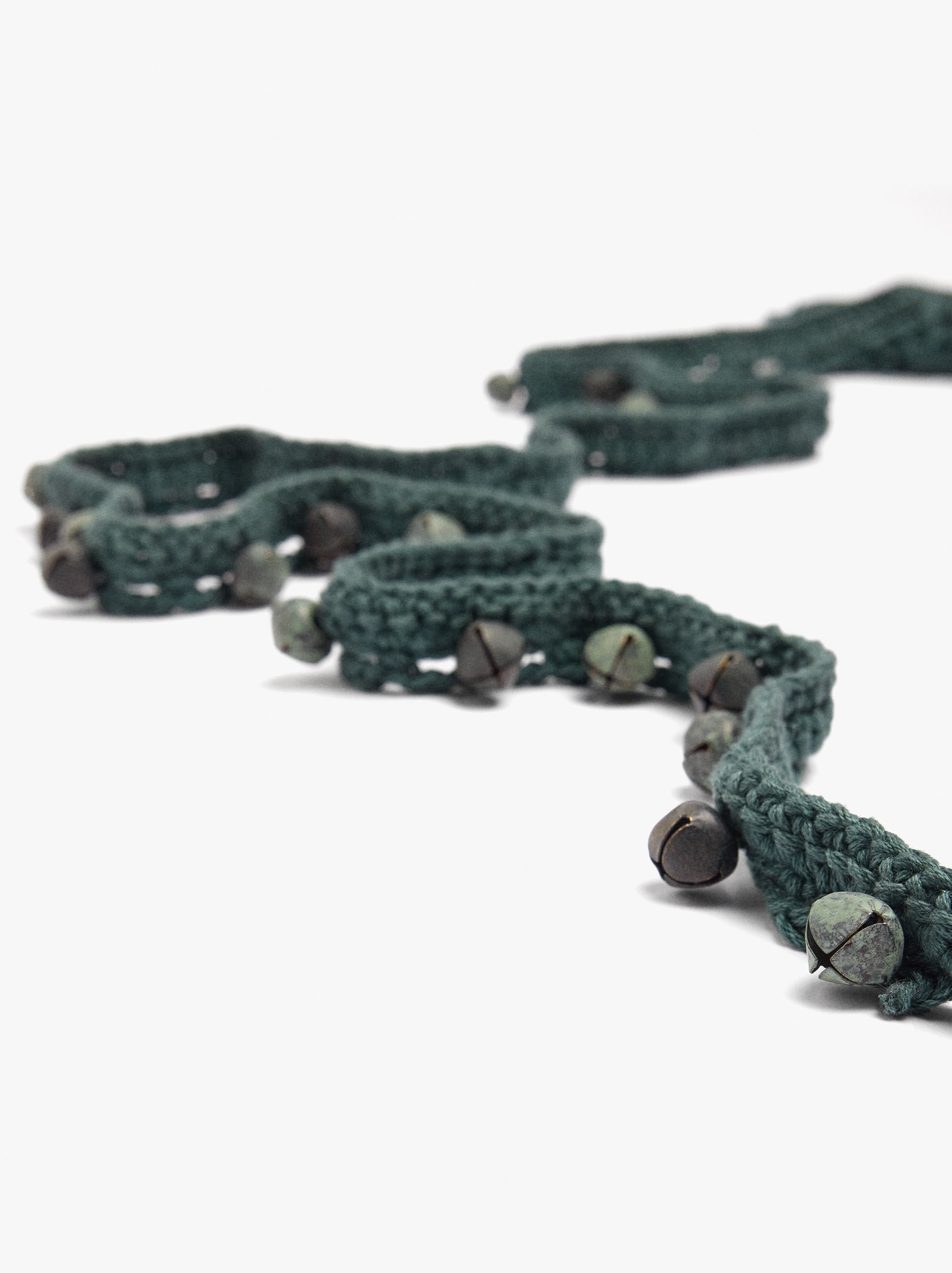 Collar multifuncional de ganchillo con cascabeles