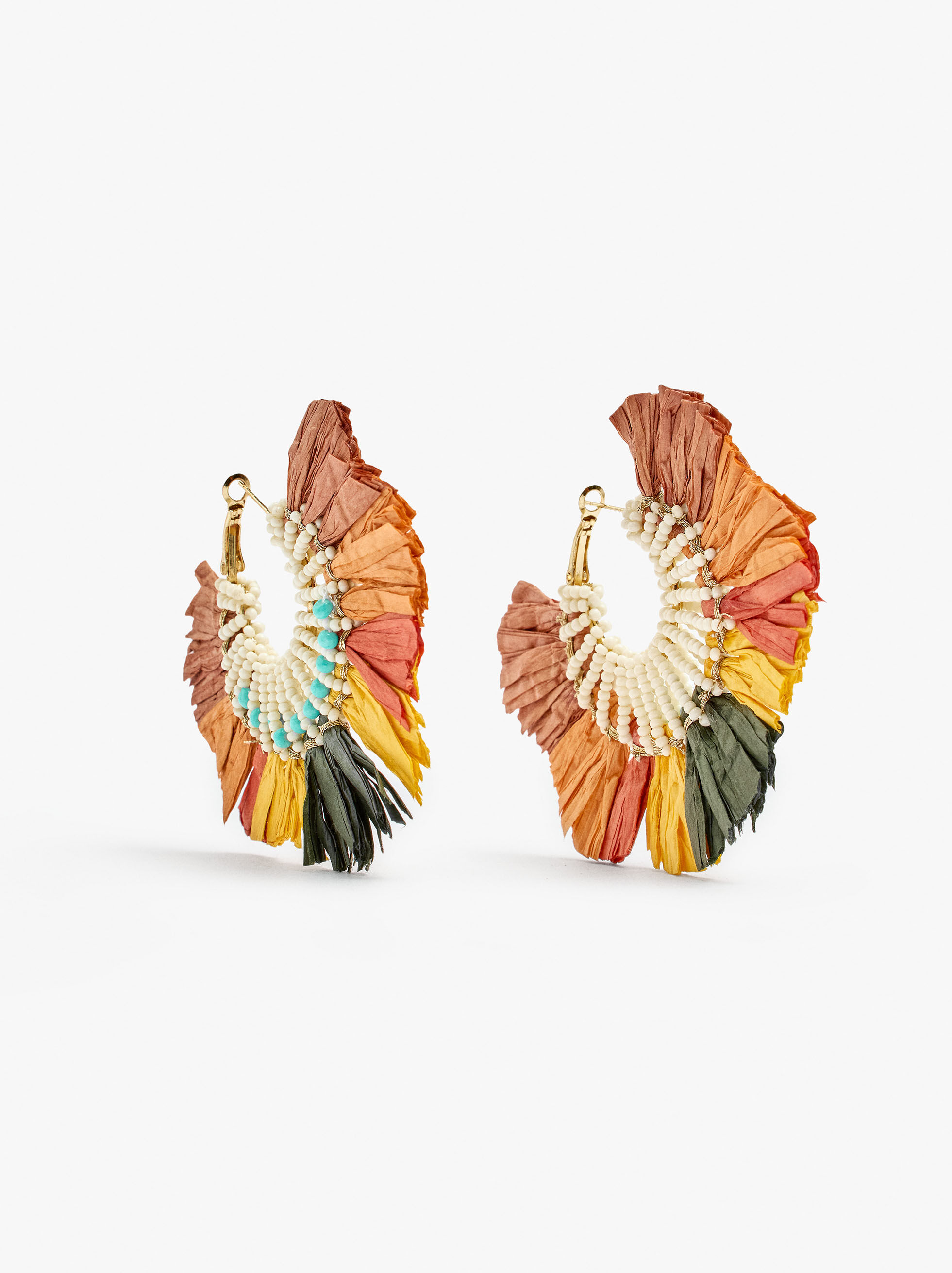 Argollas maxi con cuentas de vidrio entrelazadas y detalles en rafia multicolor en el borde exterior. Acabado dorado.