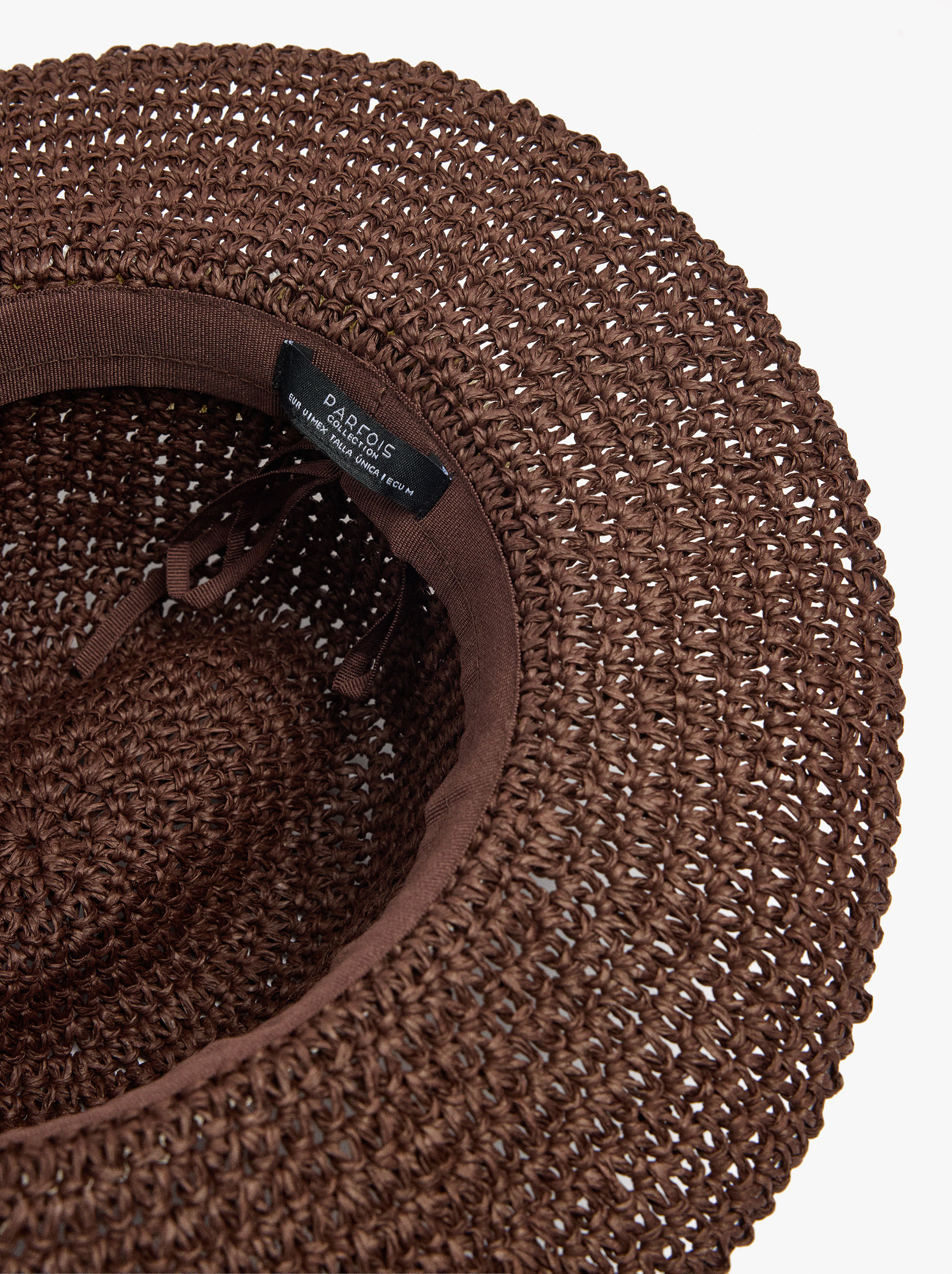 Sombrero con efecto paja y cinta de tela