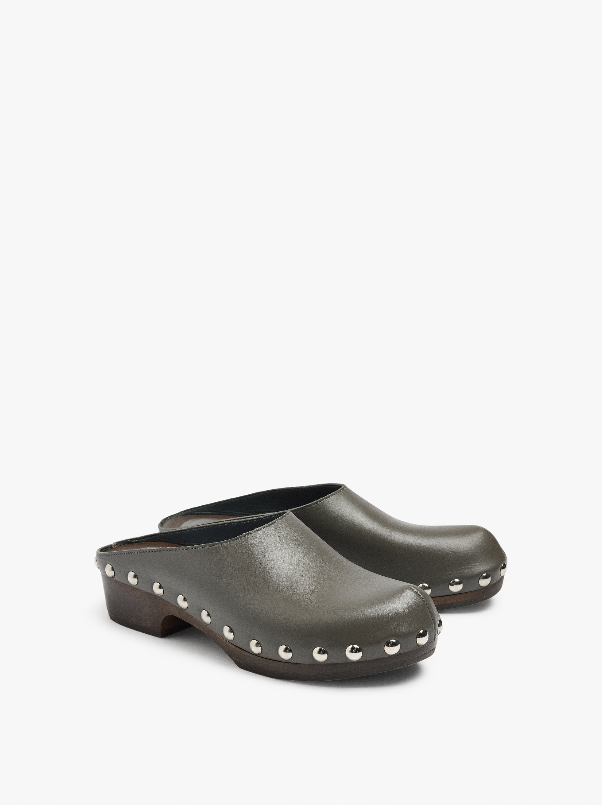 Zapatillas de cuero con tachas