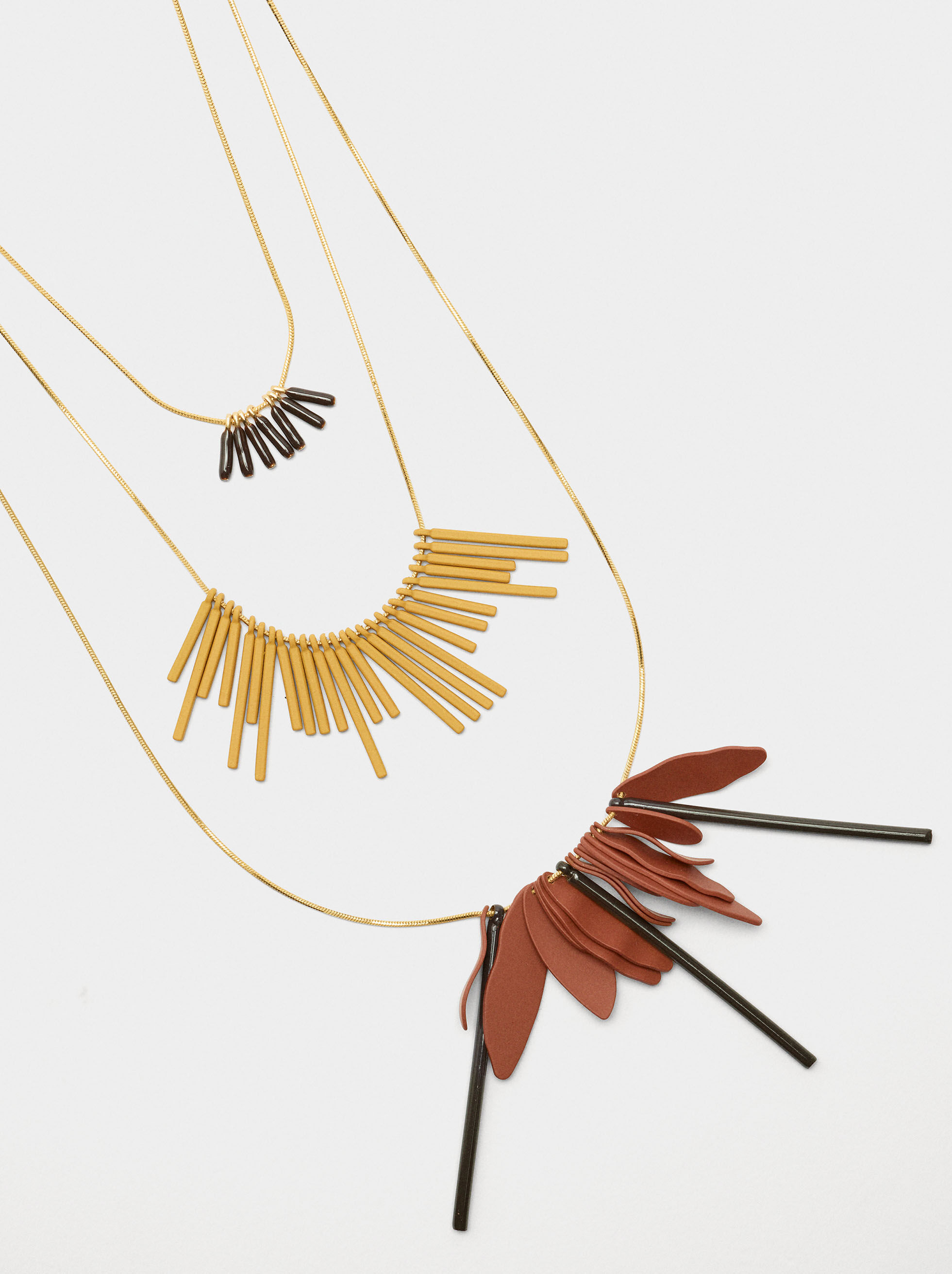Collar triple con colgantes de barras