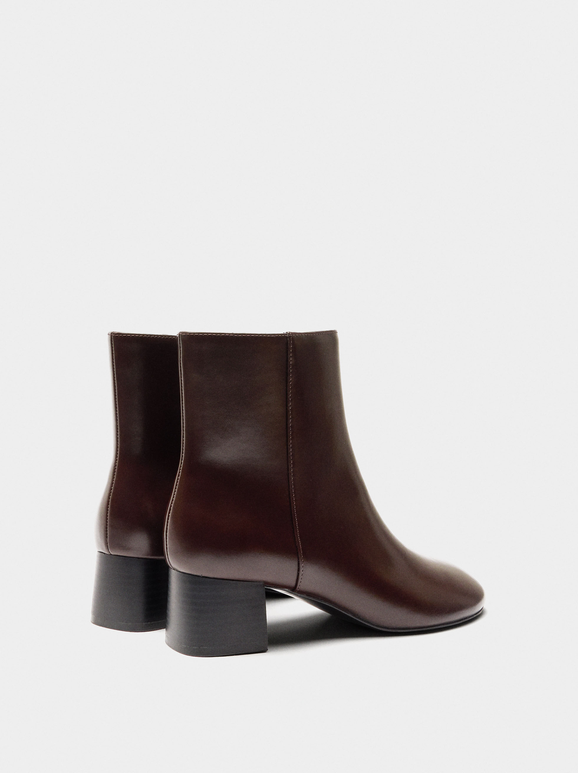 Botines planos de tacón ancho