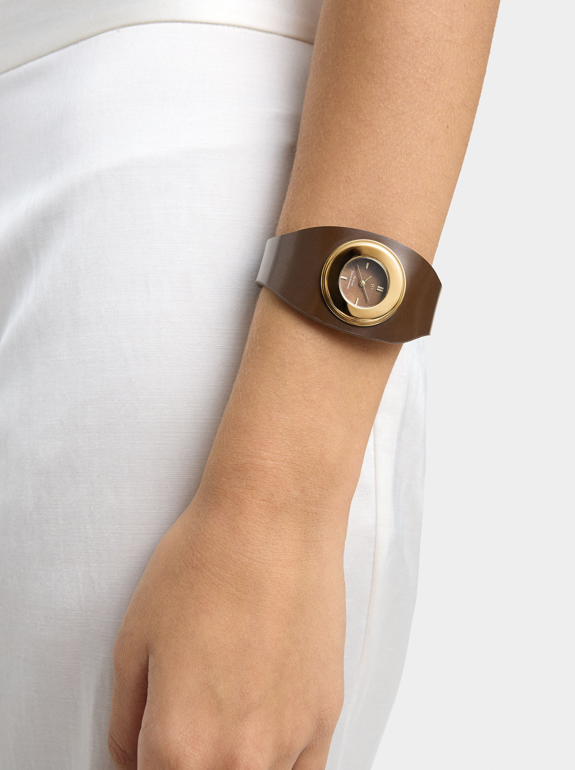 Reloj de pulsera ancha efecto piel