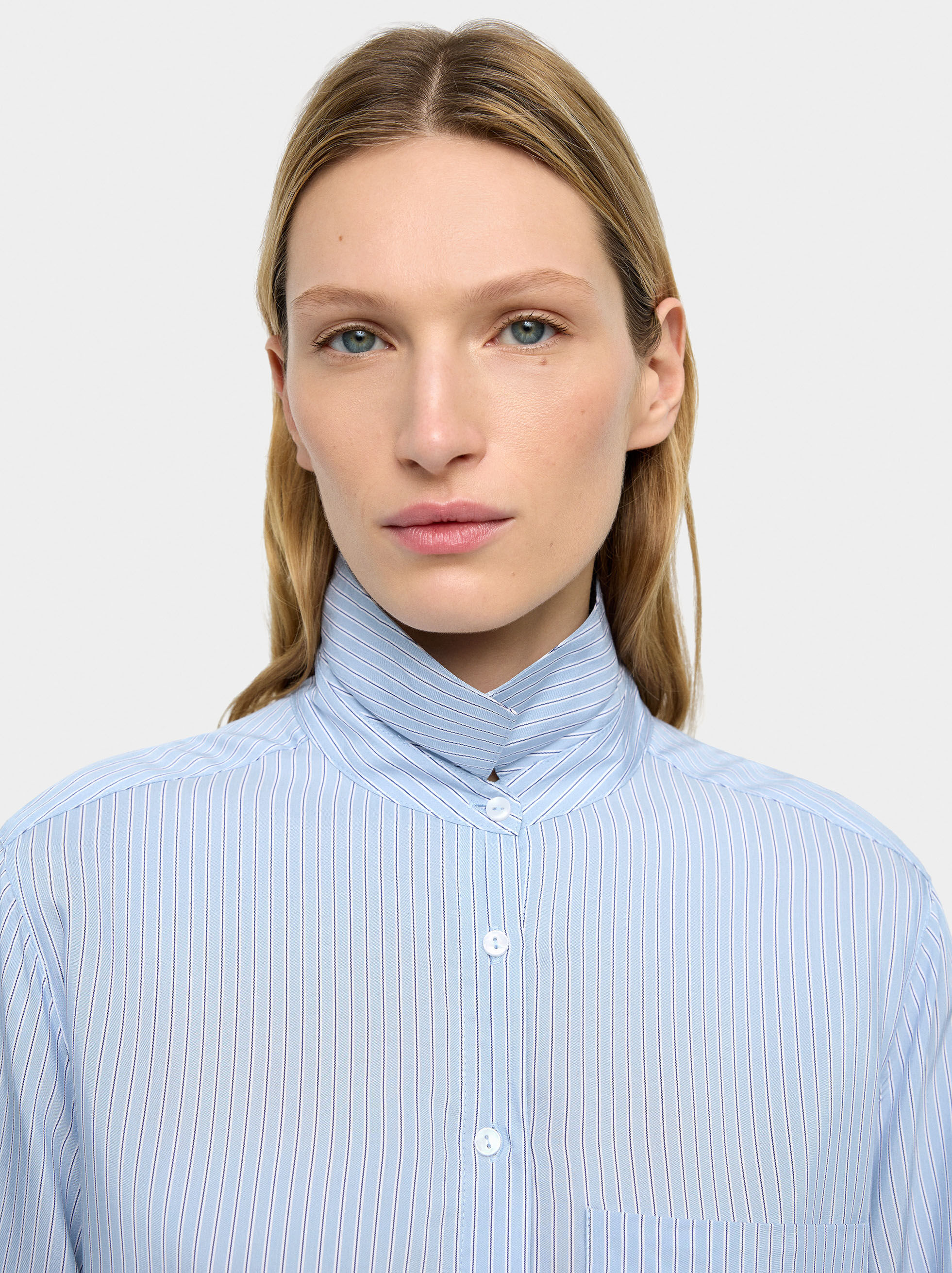 Camisa con rayas diplomáticas