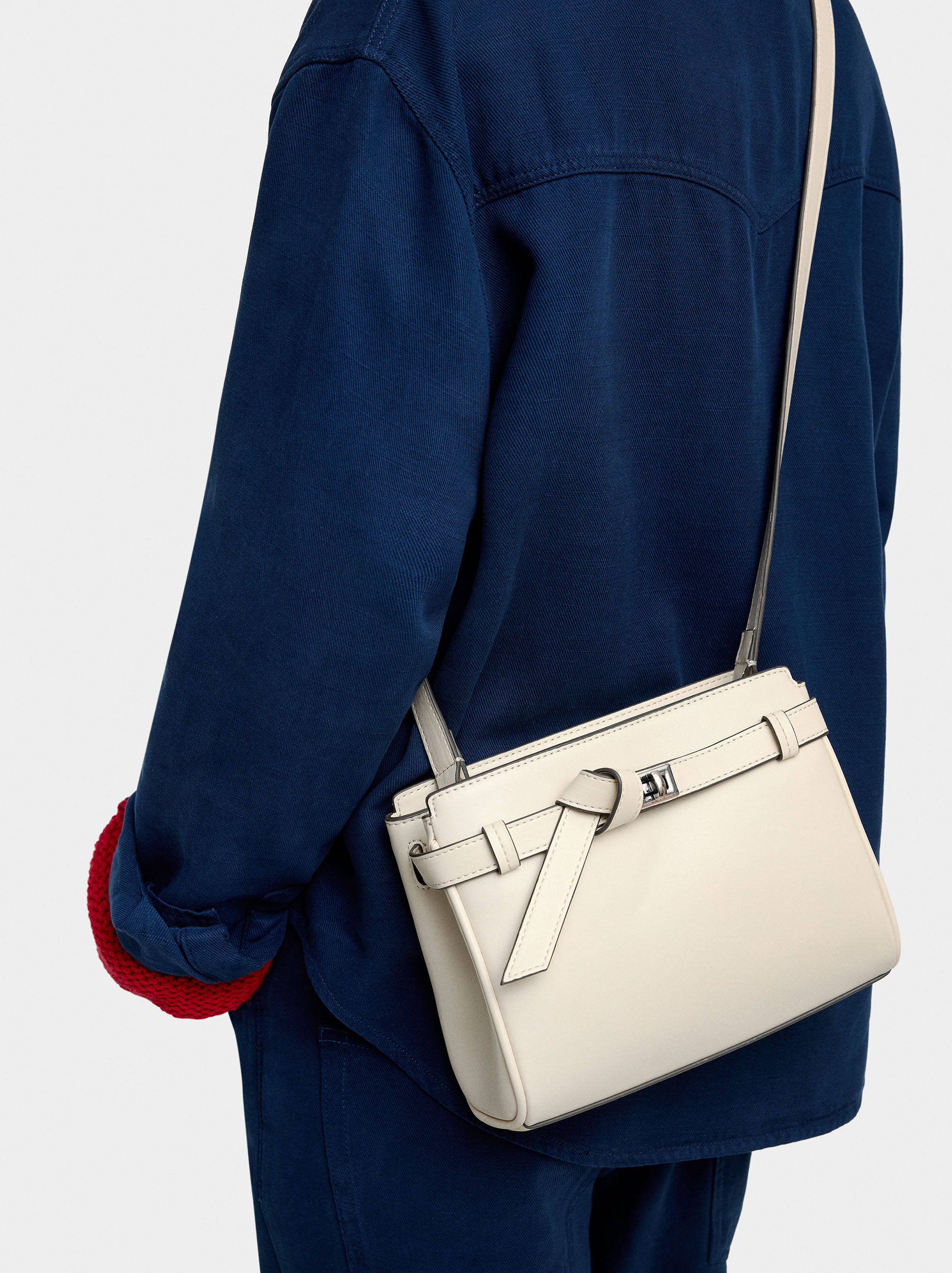 Bolso de hombro con detalle de cinturón